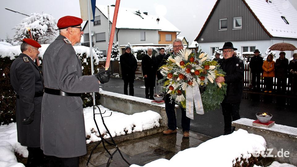Siedler-Vorsitzender Hans Jürgen Meier und Stadtrat Gerald Bolleininger legen am Mahnmal in der Rehbühlsiedlung am Totensonntag einen Kranz nieder. Bild: R. Kreuzer