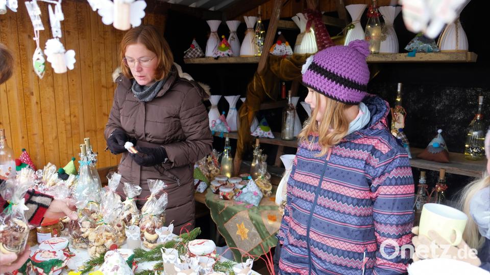 Viel Beachtung finden die Bastelarbeiten des Kita-Fördervereins. Bild: do