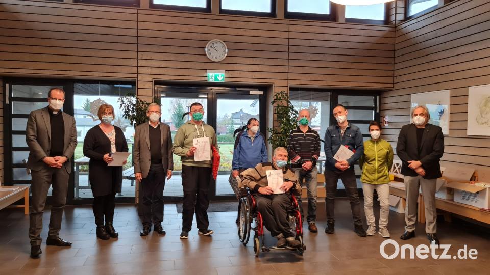 Für 25 Jahre Mitarbeit in den Behindertenwerkstätten geehrt wurden Bettina Maierhöfer (Zweite von links), Helmut Lang (Vierter von links), Damian Ksciuk (Fünfter von links), Frank Minnich (vorne, im Rollstuhl) und Marco Pilsak (Dritter von rechts). Mit im Bild Domkapitular Michael Dreßel (links), Vorsitzender der KJF Regensburg, Einrichtungsleiter Dr. Karl Kick (Dritter von links), Stefan Rösch (Vierter von rechts) und Monica Beyerlein (Zweite von rechts) von der Mitarbeitervertretung sowie der Leiter des Begleitenden Dienstes, Maximilian Schmid (rechts). Bild: Janine Blüchel/exb