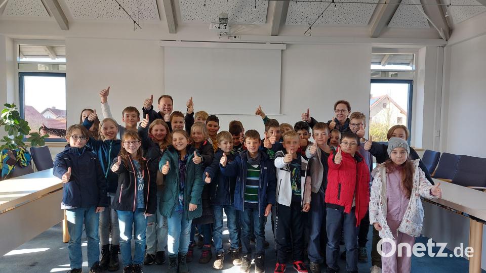 Richtig klasse fanden die Grundschüler der 4b ihren Besuch bei Bürgermeister Christian Porsch (hinten links) im Speichersdorfer Rathaus. Bild: ak