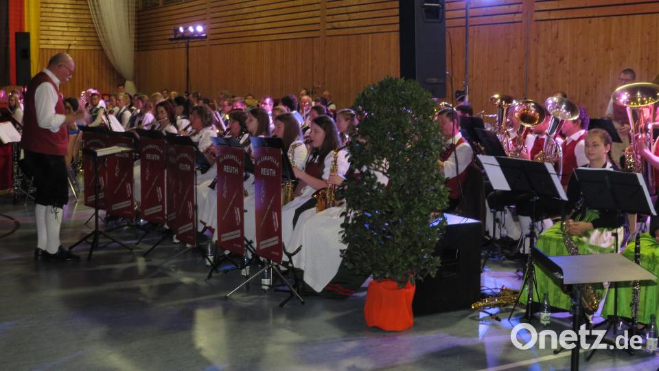 Auch die Blaskapelle Reuth war bei dem Jubiläumskonzert dabei. Bild: adj