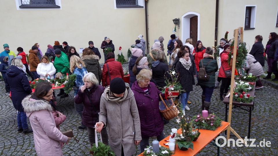 Rund um die katholische Kirche waren die Stände verteilt. Schauen und kaufen, hieß es. Ganz schnell waren viele Tische leer. Bild: bkr