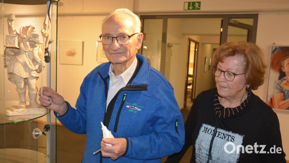 Reinhold und Veronika Csakli beim Bestücken einer Vitrine mit Schnitzkunstwerken. Bild: jr