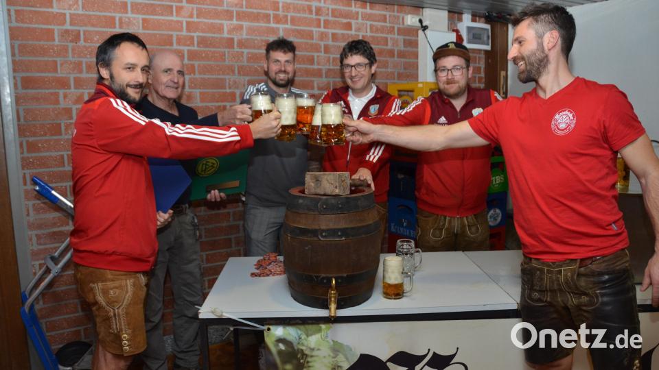 Ein kräftiges Hoch auf einen zünftigen Bockbier-Abend als Ausklang der Jubiläumsfeierlichkeiten. Daniel Wolfrath (Dritter von links) als Vertreter des BFV überraschte SpVgg-Vorsitzenden Uli Münchmeier (Dritter von rechts) mit einer Spende in Höhe von 500 Euro und einem Jubiläums-Relief zur Erinnerung an das 100-jährige Gründungsjubiläum des Fußballclubs. Bild: dob
