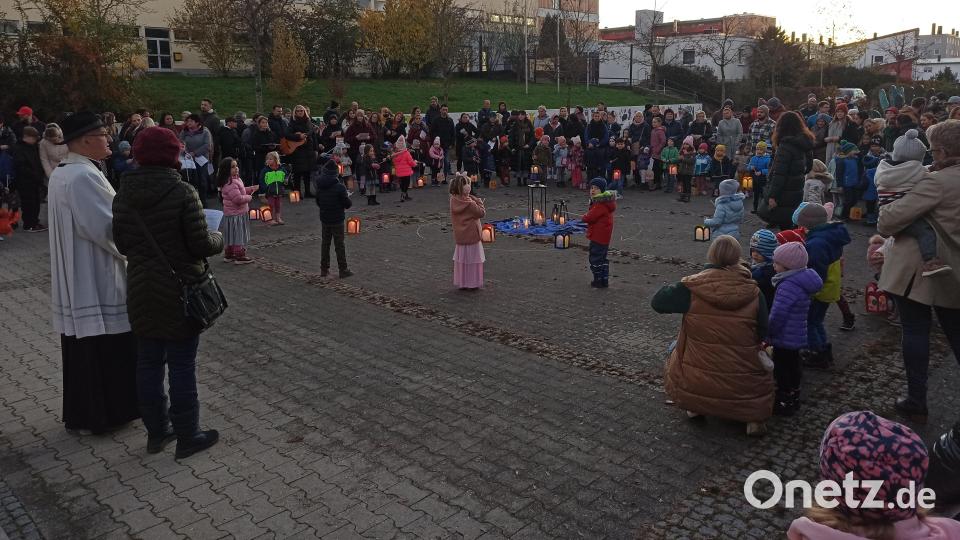 Der Laternenumzug Kindergartens St. Michael mit Martinsspiel und Tanz der Vorschulkinder am Rotkreuzplatz wurde aufgrund der großen Beteiligung zum vollen Erfolg. Bild: ads