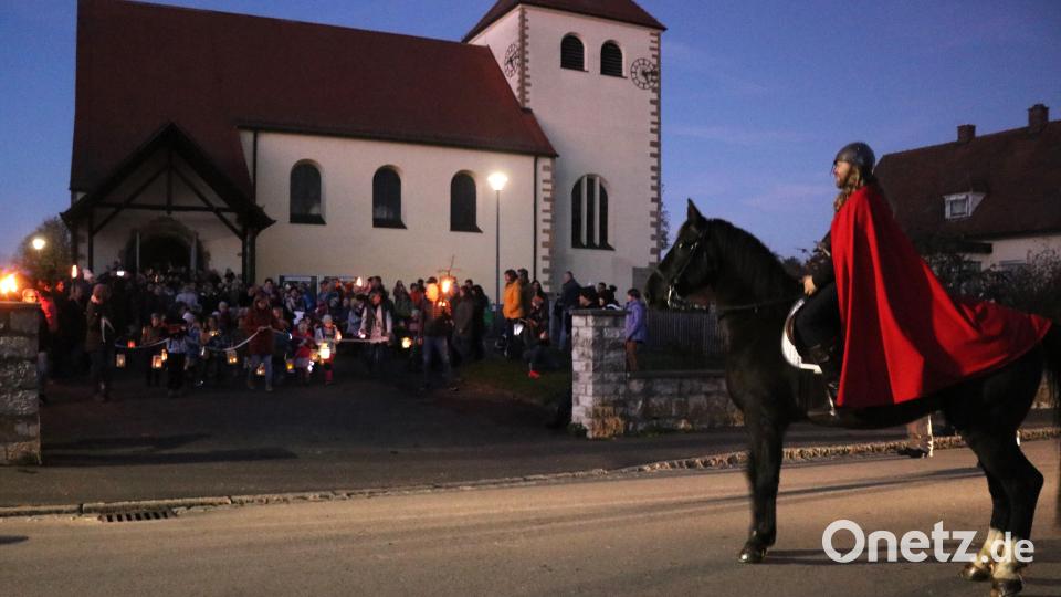 Martin Stubenvoll führte als Sankt Martin hoch zu Ross den Martinszug in Sorghof an. Bild: er