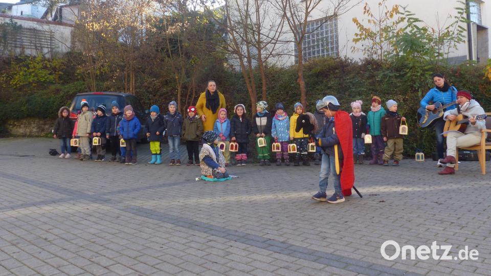 20 Vorschulkinder vom Kindergarten An der Allee waren mit ihren Laternen im Seniorenheim Bühler Höhe zu Gast. Die Kinder sangen Lieder und führten ein Martinsspiel mit Steckenpferd auf. Bild: gac