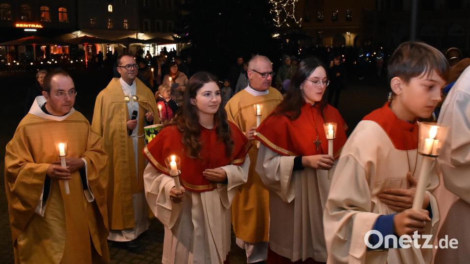 Eine Lichterprozession der Pfarrei St. Martin Amberg am Marktplatz zog einige Blicke auf sich. Bild: Stephan Huber
