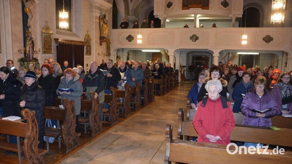 Unter den Besuchern des Gottesdienstes waren fast 100 Pilgerinnen und Pilger, die aus ganz Deutschland alljährlich nach Lourdes fahren. Sie kamen in Konnersreuth zu ihrem alljährlichen dreitägigen Treffen zusammen. Bild: jr