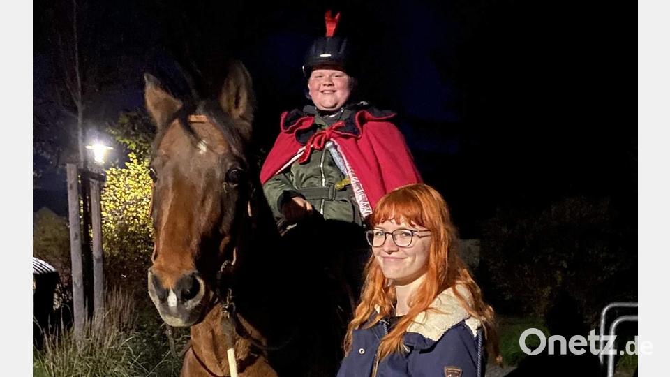 Nach der Feier in der Vierzehnnothelfer-Kirche zogen die Krippen-, Kindergarten- und Schulkinder zusammen mit ihren Erzieherinnen, Eltern und Geschwistern – angeführt von St. Martin zu Pferd - im Laternenzug zum Marien-Kindergarten in Hirschau. Bild: u