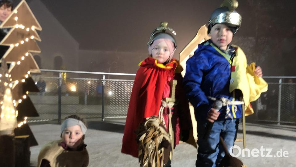Die Mädchen und Buben des Kindergarten St. Vitus Ursensollen führten ein Martinsspiel auf. Bild: pj
