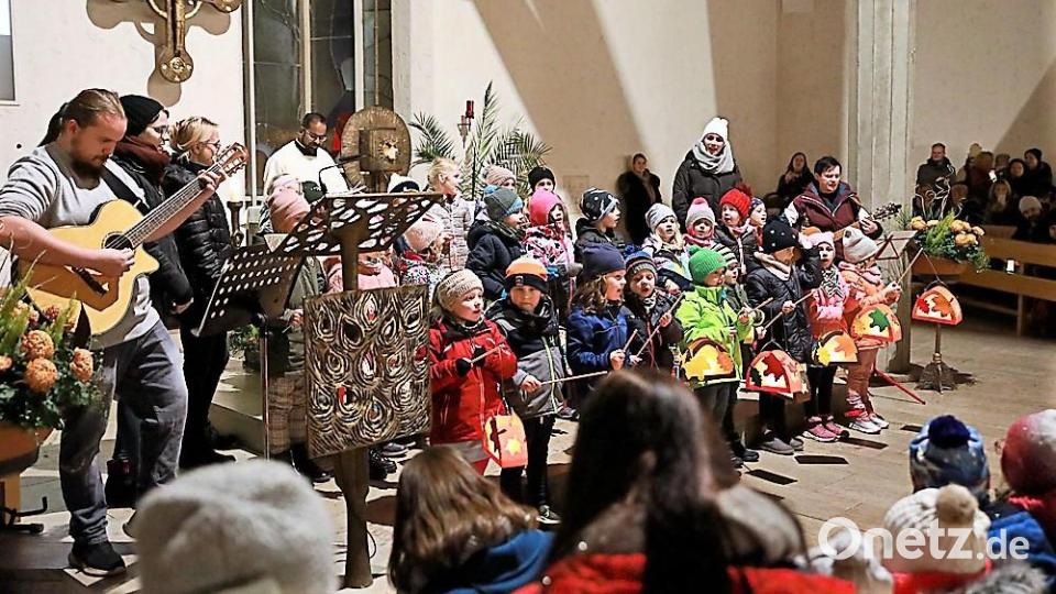 Die Vorschulkinder des Kindergartens Sonnenschein in Ebermannsdorf bei ihrem Auftritt in der Bruder-Konrad-Kirche. Bild: Wolfgang Schönfeld/exb