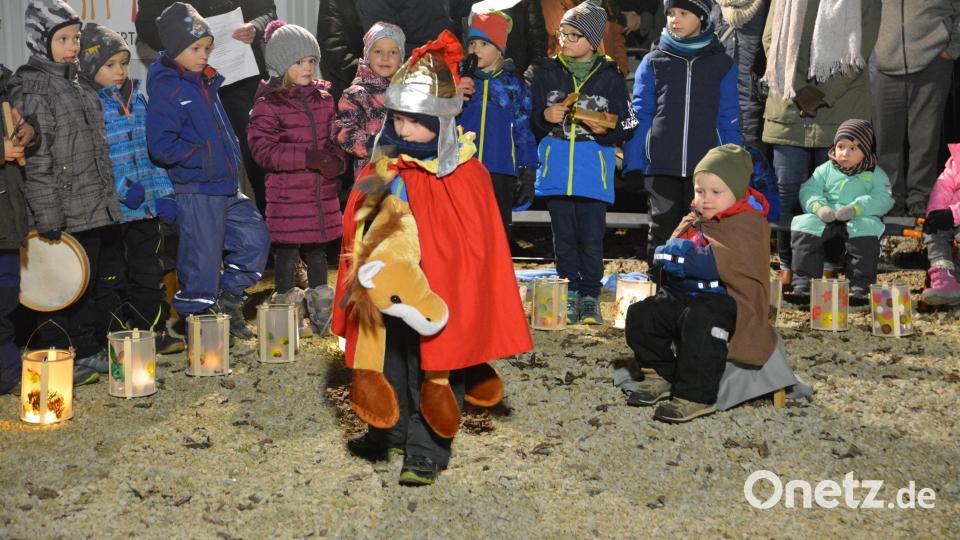 Eine Martinsfeier samt Rollenspiel gab es in der BRK-Kindertagesstätte in Ehenfeld. Bild: fdl