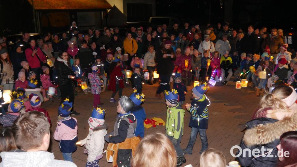 Viel los am Feuerwehrhaus in Weigendorf zum Sankt Martinsumzug. Um 17 Uhr trafen sich die Kinder an drei verschiedenen Startpunkten. Aus Hartmannshof und Weigendorf machte sich die Kinderschar, ausgestattet mit ihren selbstgebastelten Laternen und Martinsliedern, auf den Weg Richtung Kindergarten HaWei. Am Feuerwehrhaus in Weigendorf trafen alle Gruppen aufeinander und feierten Sankt Martin. Der Elternbeirat hat sich mit Kinderpunsch, Glühwein und leckeren Speisen, wie warme Wiener, Brezen und Käsesemmeln, um die Verköstigung gekümmert. Die Feuerwehr Weigendorf unterstützte die Eltern und sorgte für die nötige Absicherung. Bild: sgö