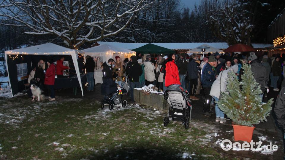 Beim Einbruch der Dunkelheit füllt sich der Biergarten des Gasthofs &quot;Zum Waldler-Franz&quot; nach und nach. Bild: pi