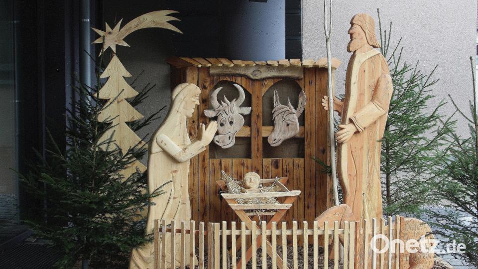 Bewundern kann man wieder die Weihnachtskrippe mit lebensgroßen Figuren, die von den Wiesauer Schnitzern gefertigt wurden. Archivbild: wro
