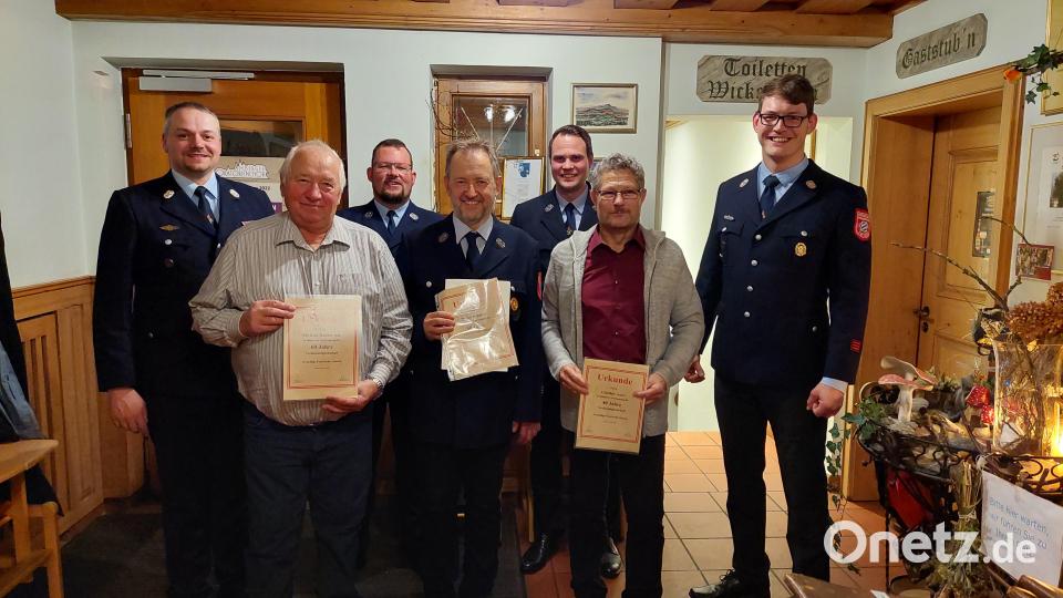 Die Feuerwehr Lintach ehrt (vorn, von links) Michael Hassler, Stefan Rehaber und Günther Auer für ihre jahrzehntelange Treue zur Feuerwehr Lintach. Bild: Annalena Saller/exb
