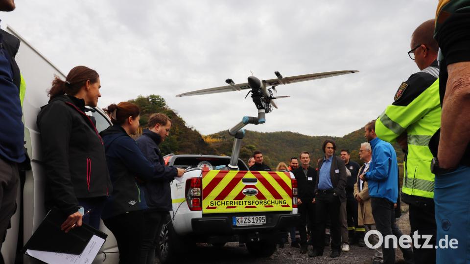 Der Pick-up der Sicherheitsforschung mit dem montierten Roboterarm auf der Ladefläche. Hiervon kann die Drohne auch während der Fahrt starten und landen. Bild: Melissa Wagner/exb