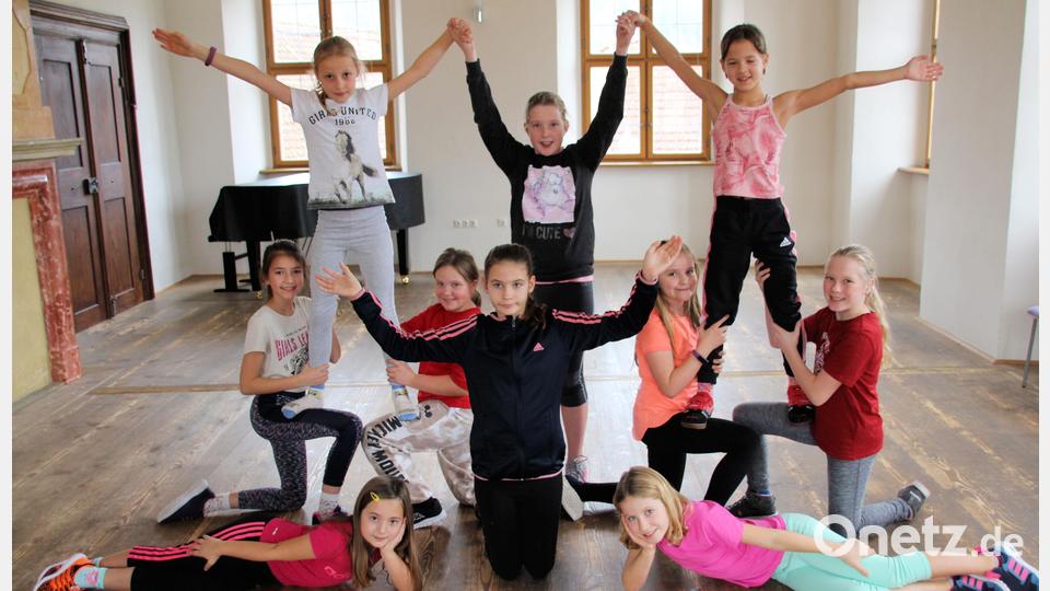 Die Schmidmühlener Kindergarde ist bereit für die Faschingssaison, wie ihre Schlussfigur zeigt. Bild: bjo