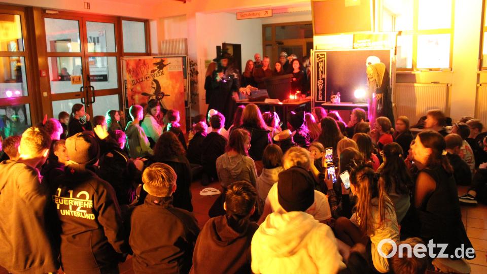Die Hexe Isidora hatte sich für die Halloweenparty ein buntes Programm ausgedacht. Bild: jzk