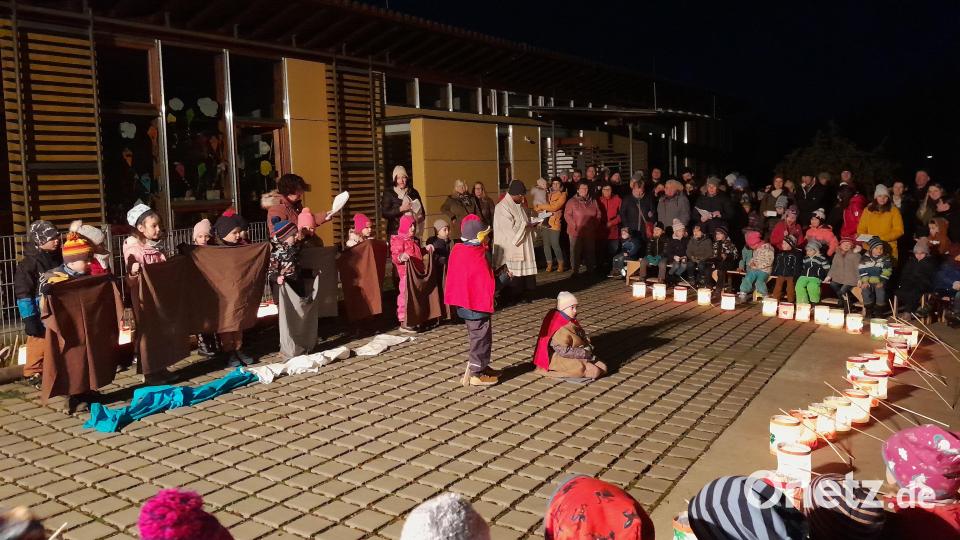Nach einem kurzen Laternenzug der Kinder vom Kindergarten St. Walburga in Lintach aus begrüßte Pfarrer Moses Gudapati alle Kinder Eltern und Großeltern und Bekannte zur St. Martinsfeier auf dem Vorplatz des Kindergartens. Bild:  jow