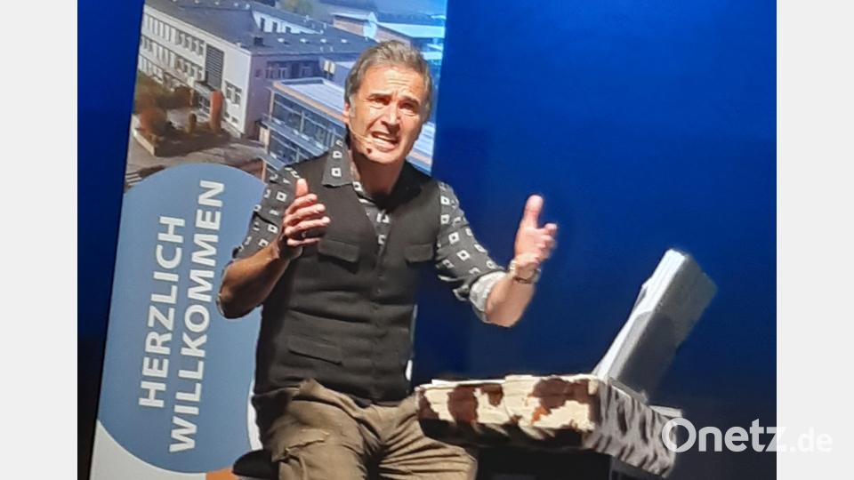 Unterhaltung war beim Comedian, Musiker und Kabarettist Chris Boettcher angesagt. Er parodierte Größen aus dem Showgeschäft und der Politik. Bild: lg