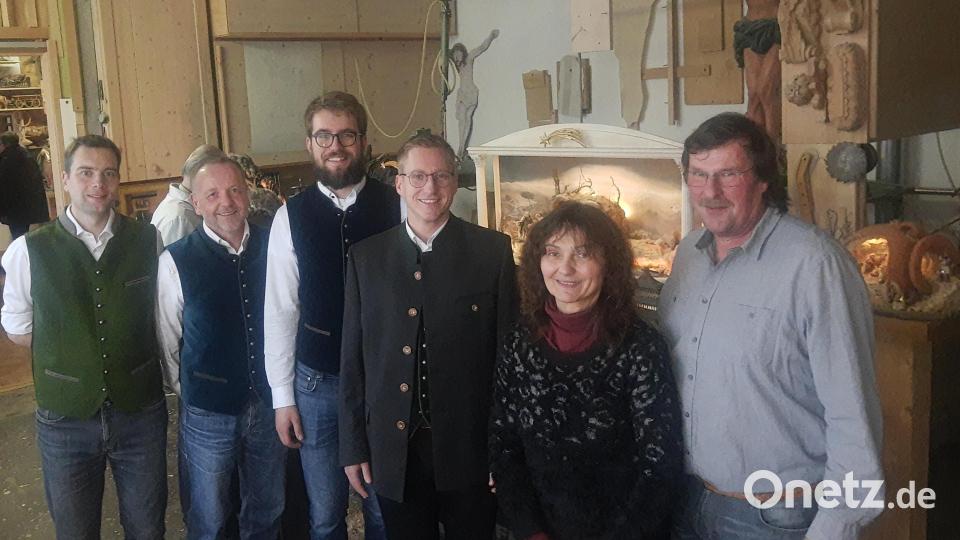 Gerhard und Lisa Schinner (von rechts) freuen sich mit Sängern des Velten-Chores über das große Interesse an der Ausstellung. Bild: ld
