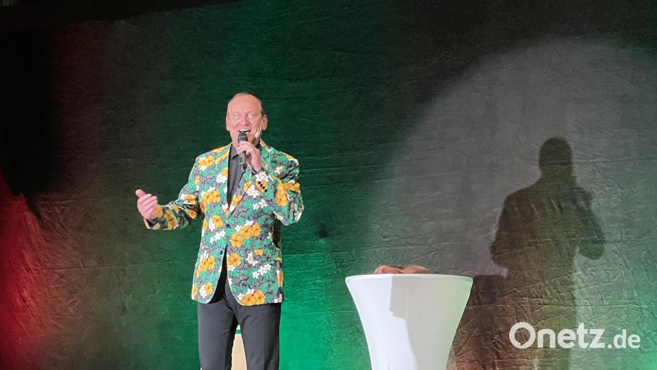 Mit einer Gesangseinlage oder einigen Witzen überbrückte Volker Heißmann (Bild) die Umkostümierung seines Partners Martin Rassau. Bild: rpp