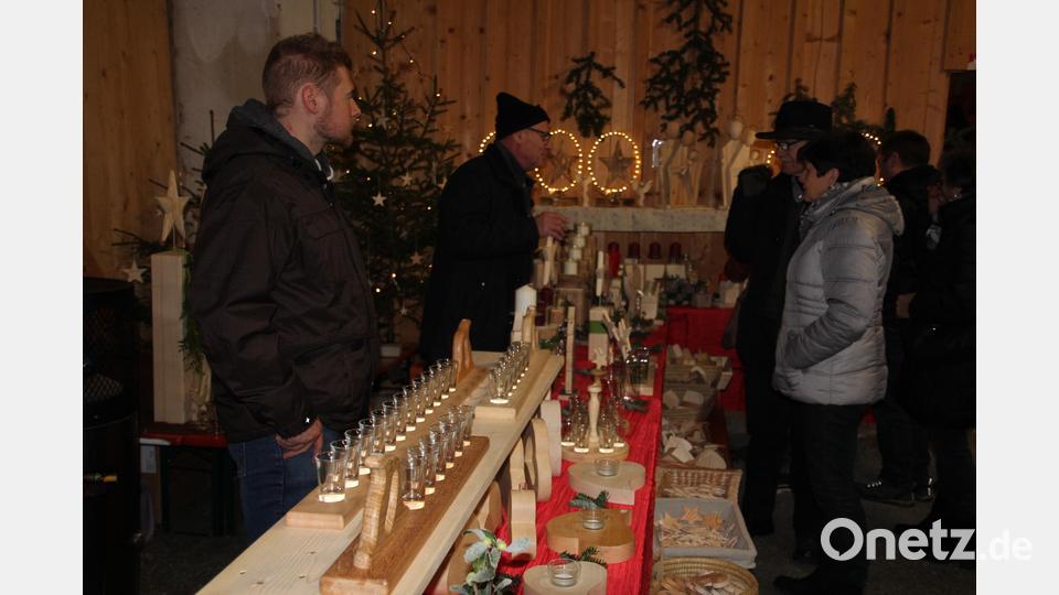 Kunstvoll hergestellte Deko-Artikel aus Holz waren beliebt beim Adventsmarkt in Hohenthan. Bild: kro