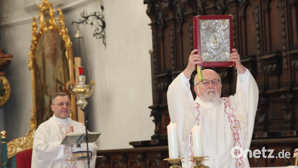 Als Diener des Wortes und als wortgewaltigen Prediger bezeichnete Pfarrer Markus Brunner (links) Diakon Anton Fütterer (rechts) in seiner Laudatio zum Silbernen Weihejubiläum. Bild: ads