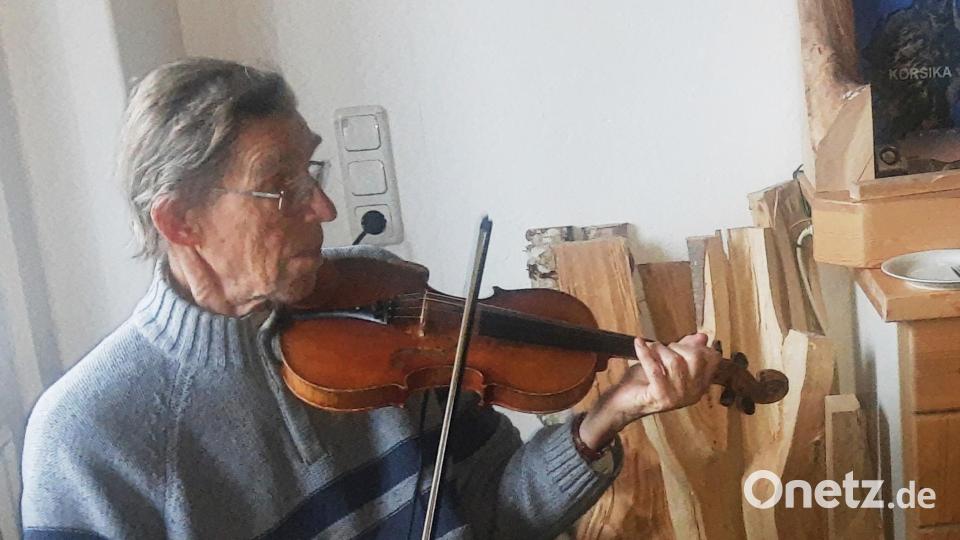 Siegried Zaus sorgt mit der Geige für Hintergrundmusik Bild: ld