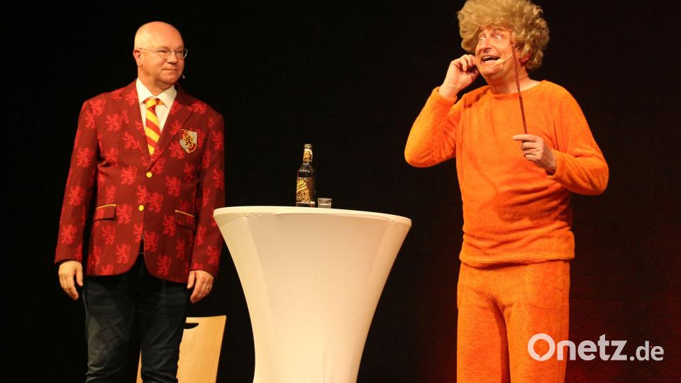 Der Werbegag mit dem Zuzlerschnaps ist aus der Faschingssendung in Veitshöchheim bekannt. Man genießt ihn aber immer wieder. Bild: rpp