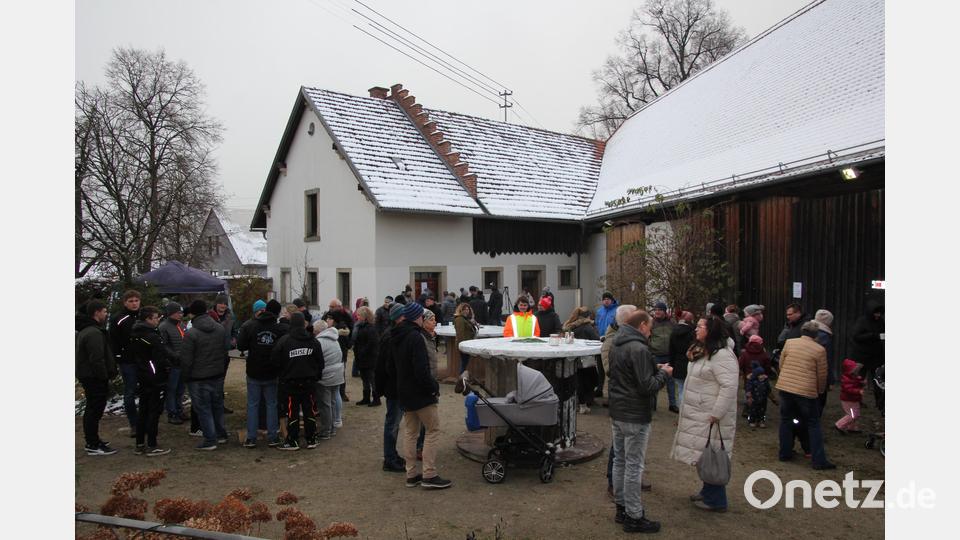 Im Innenhof des Pfarrhofs gab es Glühwein und eine Feuerzangenbowle. Auch so kann man der Kälte trotzen. Bild: kro
