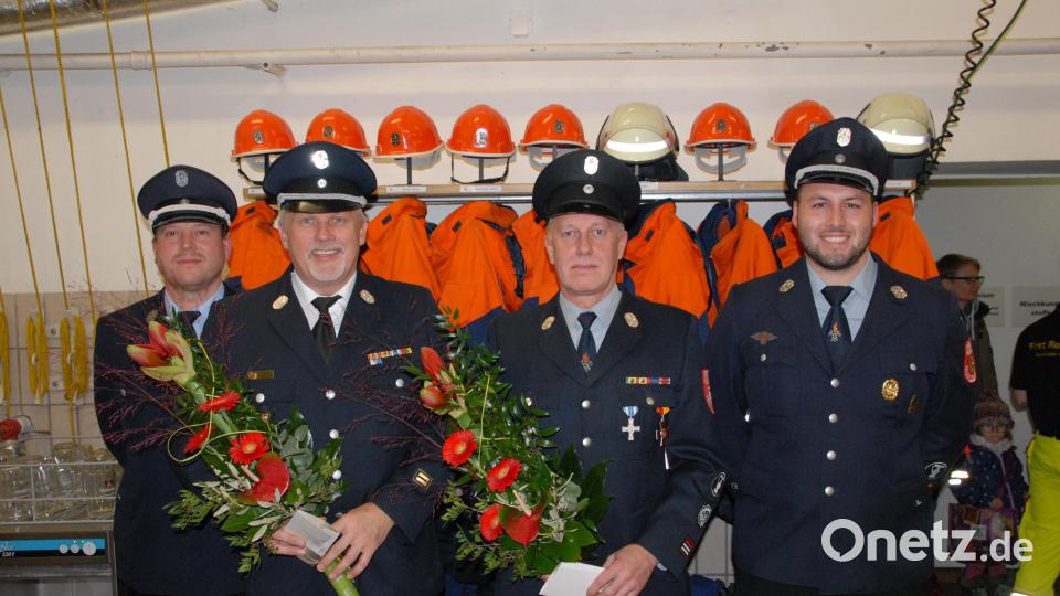 Die Segnung des neuen MZF nahm die Feuerwehr zum Anlass, den beiden ausgeschiedenen Kommandanten für ihren Dienst zu danken (von links): Christian Renghart, Jürgen Ehrnsberger, Mathias Huger und Julian Decker. Bild: pop