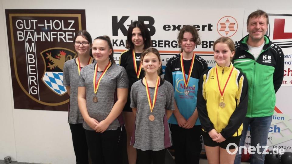 Der Vorsitzende von GHBF Amberg, Jürgen Kaster (rechts), verlieh den besten Nachwuchskeglerinnen des Spielkreises ihre verdienten Medaillen. Bild: ruw