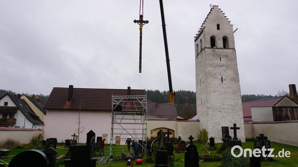 Mit einem Kranwagen wurde das Friedhofskreuz am Stephansturm zum Verladen über die Dächer gehoben Bild: tra
