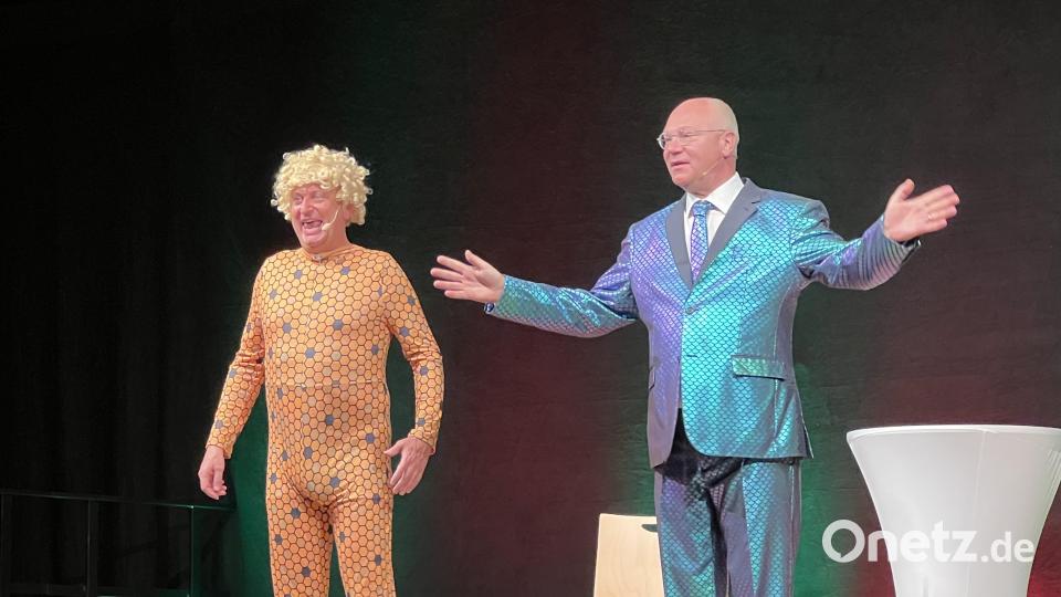 Meister der Kostümierung sind sie beide. Doch Volker Heißmann (links) setzte dem Ganzen mit seiner Mimik noch die Krone auf. Bild: rpp
