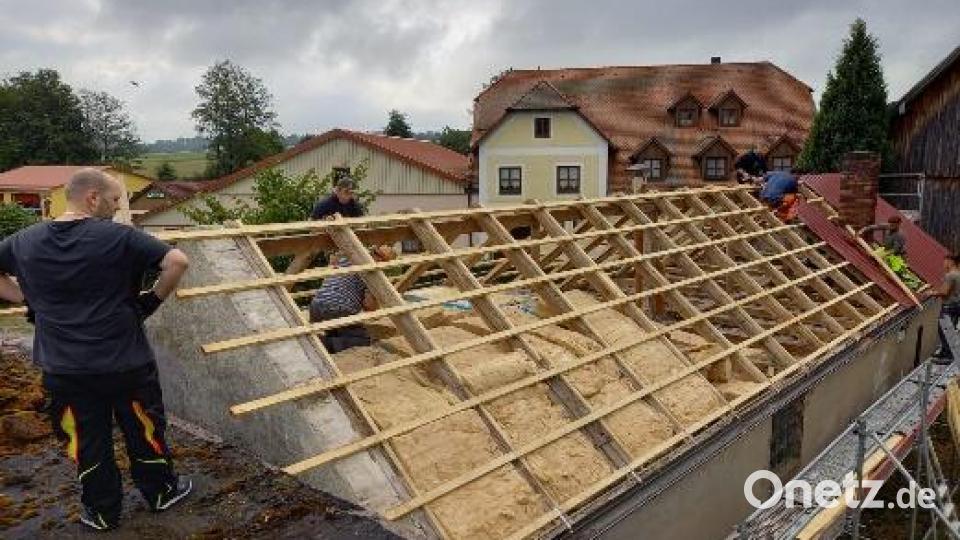 Die Mitglieder des Vereins Selwa gmacht bei der Sanierung des Dachs vom Alten Schlachthaus in Oberbibrach. Bild: Hans Karl Hübner/exb