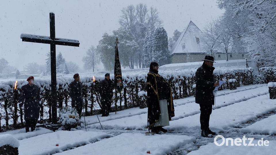 In tief winterlichem Wetter wurde die Andacht auf dem Soldatenfriedhof in Wöllershof für die Gefallenen der Weltkriege zelebriert. Bild: exb/Karl Meier
