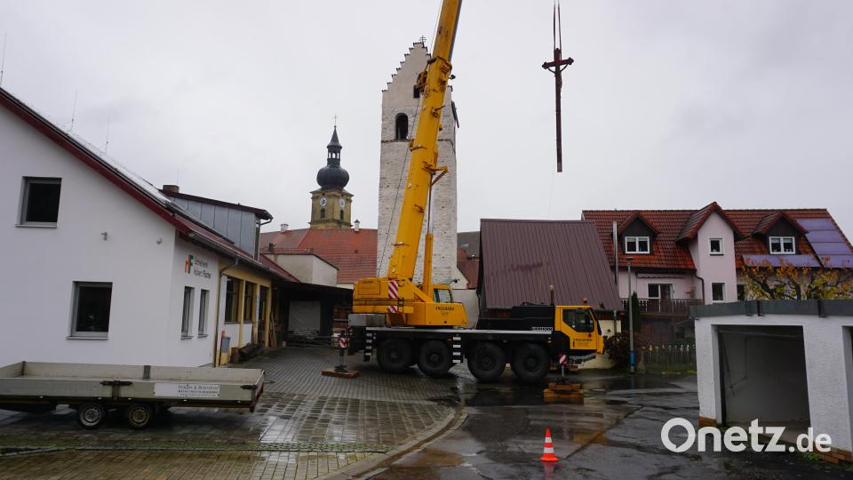 Mit einem Kranwagen wurde das Friedhofskreuz am Stephansturm zum Verladen über die Dächer gehoben Bild: tra