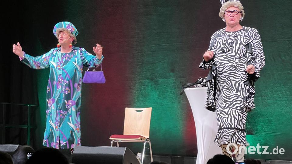 Waltraud (Martin Rassau, rechts) und Mariechen (Volker Heißmann, links) durften natürlich nicht fehlen. Mit Ihrem Erkennungslied „Die schönen Frauen von Fürth“ brachten sie den Saal zum Kochen. Alles sang lautstark mit. Bild: rpp