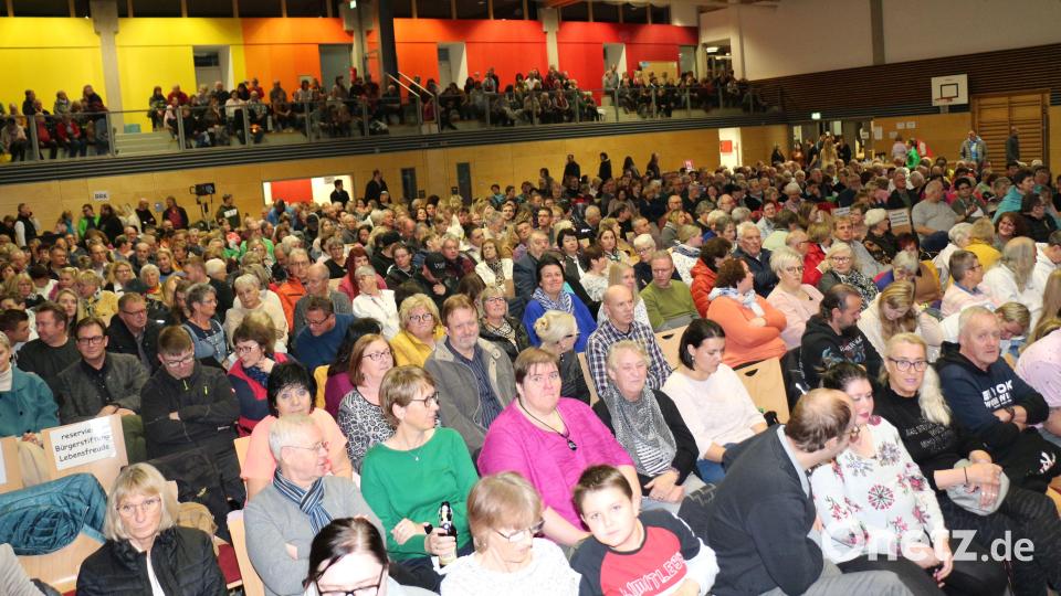 Die Halle war voll. Die Fans waren teils sehr weit angereist. Bild: rpp
