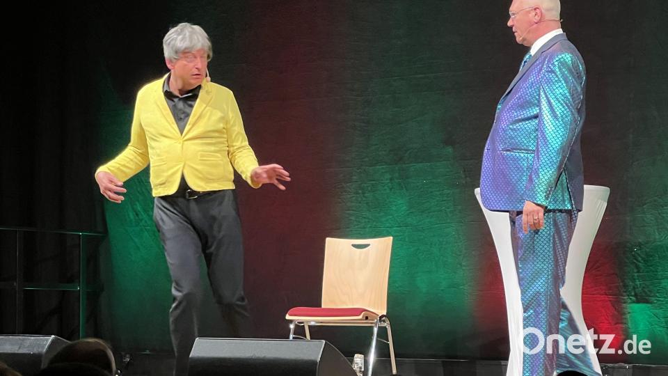 In der Tanzschule hatte der Tanzlehrer (Martin Rassau, rechts) alles versucht, um dem Schüler geschmeidige Tanzschritte beizubringen. So eckig, wie Volker Heißmann das umsetzte, muss man es erst einmal hinbekommen. Bild: rpp