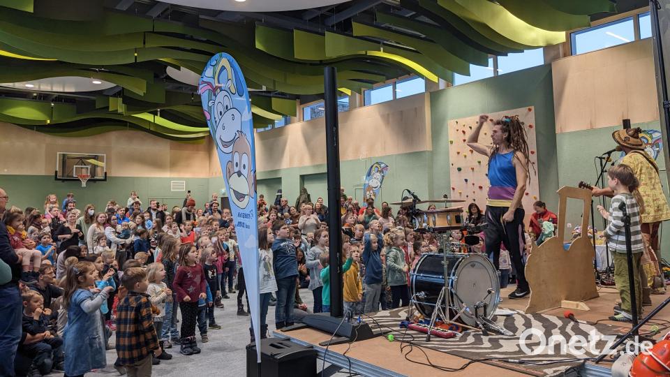 Beim Bulldog-Lied gehen die Kinder begeistert mit. Bild: eib
