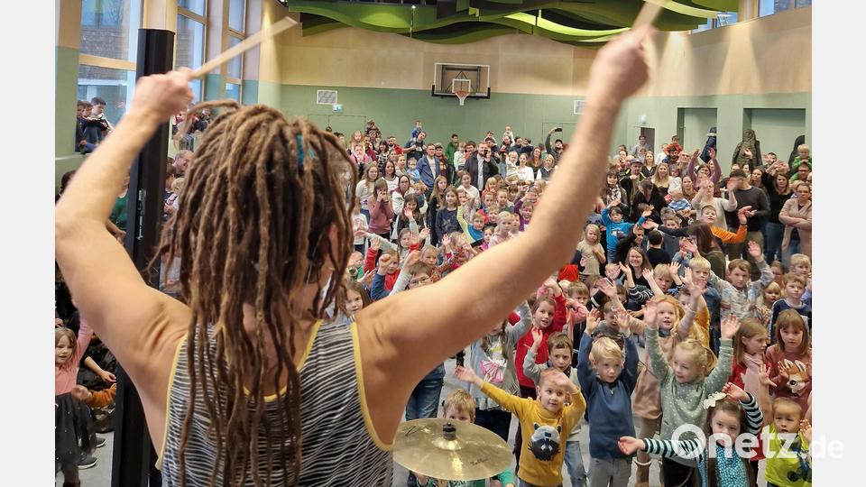 Tom Palme mit seinen Rasta-Locken ist voll im Einsatz. Die Kinder machen begeistert mit. Bild: eib