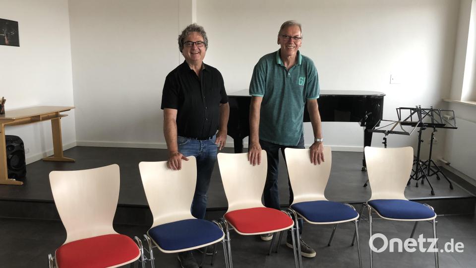 Erster Bürgermeister der Stadt Pressath Bernhard Stangl und 1. Vorsitzender des Fördervereins Willi Dötsch freuen sich über die neuen Stühle Bild: Freundeskreis der Musikschule VierStädtedreieck e. V./exb