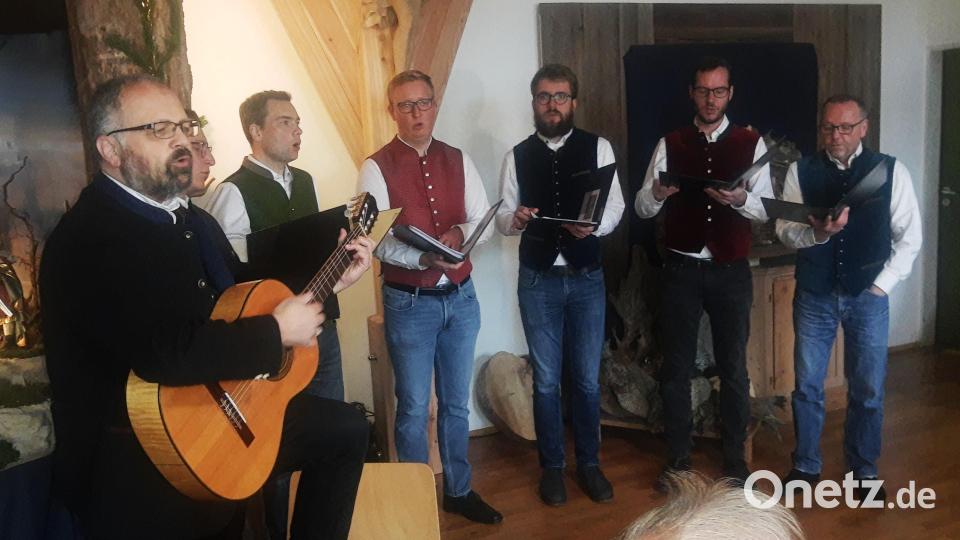Das Hubert Velten-Ensemble unter der Leitung von Regionaldekan Holger Kruschina Bild: ld