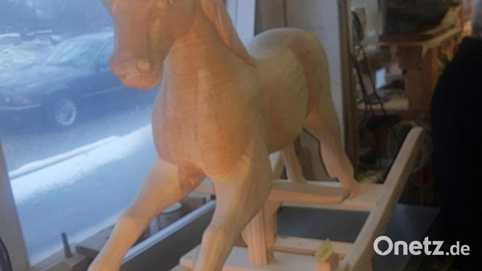 Spielzeug hat in der Weihnachtszeit Hochkonjunktur. Ein Holz-Schaukelpferd hat es aber wahrscheinlich schwer, sich in der digitalen Welt zu behaupten. Bild: ld