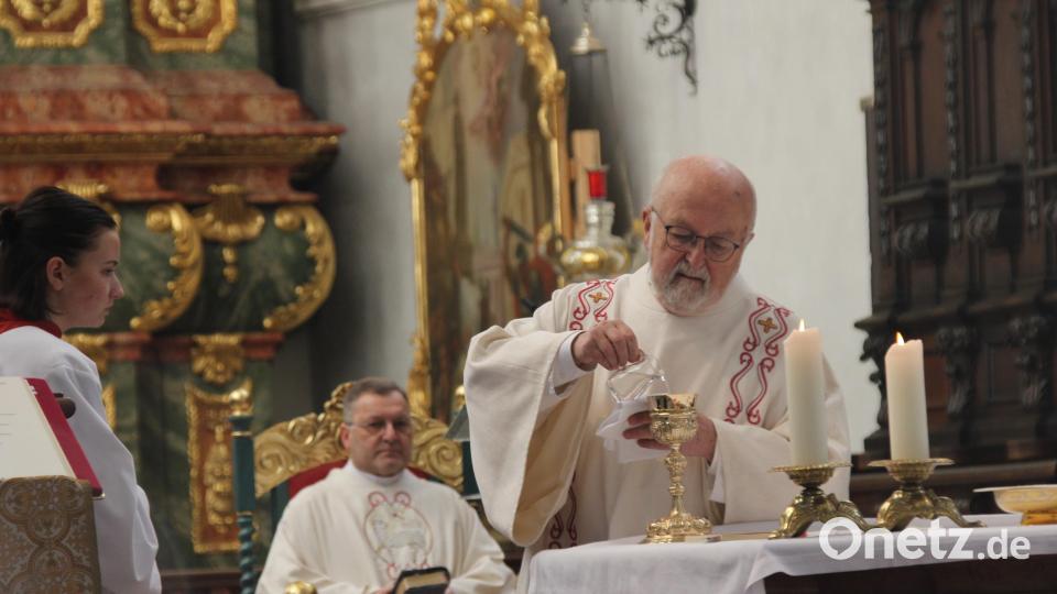 Als Diakon in St. Georg war Anton Fütterer nicht nur 25 Jahre Diener des Wortes und wortgewaltiger Prediger sowie langjähriger Leiter des Bibelkreises, sondern er wirkte auch in der Vorbreitung der Sakramente mit und spendete beispielsweise die Taufsakramente. Bild: ads
