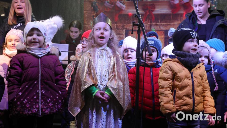 Die Kindergartenkinder des Marienheims waren gemeinsam mit ihrem eigenen Christkind zur Eröffnung des Amberger Weihnachtsmarkts gekommen. Bild: Wolfgang Steinbacher